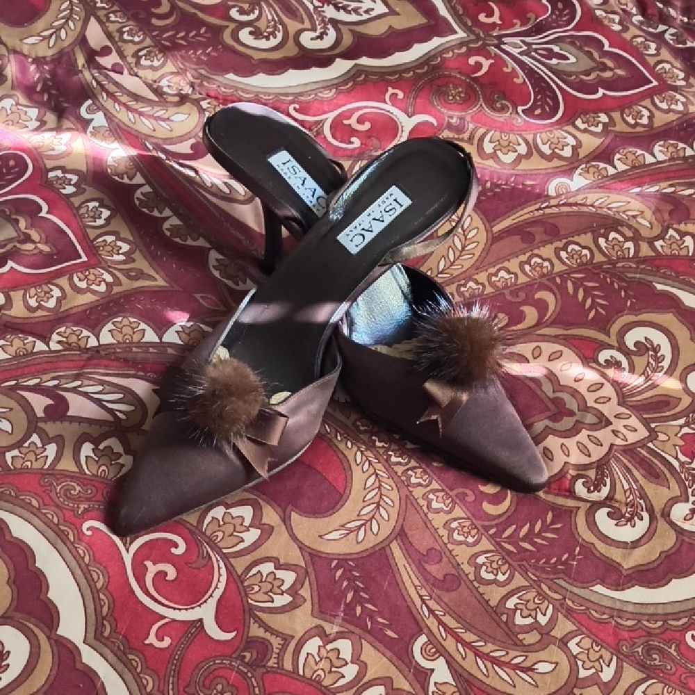 Isaac Mizrahi Brown Heels with Bow and Fur Accent